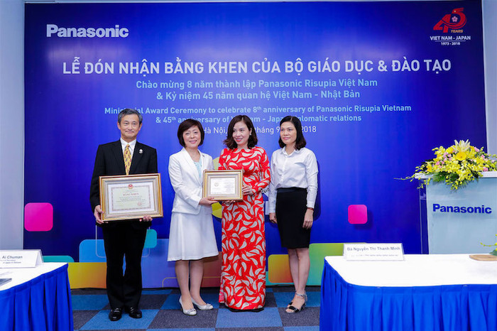 Ông Kazuhiro Matsushita – Tổng Giám đốc công ty Trách nhiệm hữu hạn Panasonic Việt Nam và bà Yoshiko Hamazaki nhận bằng khen và kỷ niệm chương từ Bộ Giáo dục và Đào tạo. Ông Kazuhiro Matsushita – Tổng Giám đốc công ty Trách nhiệm hữu hạn Panasonic Việt Nam và bà Yoshiko Hamazaki nhận bằng khen và kỷ niệm chương từ Bộ Giáo dục và Đào tạo.
