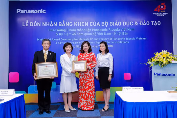 Ông Kazuhiro Matsushita – Tổng Giám đốc công ty Trách nhiệm hữu hạn Panasonic Việt Nam và bà Yoshiko Hamazaki nhận bằng khen và kỷ niệm chương từ Bộ Giáo dục và Đào tạo. Ông Kazuhiro Matsushita – Tổng Giám đốc công ty Trách nhiệm hữu hạn Panasonic Việt Nam và bà Yoshiko Hamazaki nhận bằng khen và kỷ niệm chương từ Bộ Giáo dục và Đào tạo.