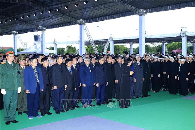 Đoàn đại biểu Đảng bộ, Chính quyền, nhân dân tỉnh Ninh Bình, do đồng chí Nguyễn Thị Thanh, Ủy viên Trung ương Đảng, Bí thư Tỉnh ủy dẫn đầu, kính viếng Chủ tịch nước Trần Đại Quang tại nơi an táng - xã Quang Thiện, huyện Kim Sơn, tỉnh Ninh Bình. Ảnh: TTXVN Đoàn đại biểu Đảng bộ, Chính quyền, nhân dân tỉnh Ninh Bình, do đồng chí Nguyễn Thị Thanh, Ủy viên Trung ương Đảng, Bí thư Tỉnh ủy dẫn đầu, kính viếng Chủ tịch nước Trần Đại Quang tại nơi an táng - xã Quang Thiện, huyện Kim Sơn, tỉnh Ninh Bình. Ảnh: TTXVN
