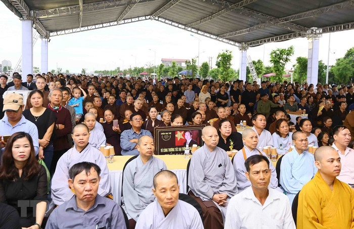 Đông đảo người dân dự Lễ Truy điệu Chủ tịch nước Trần Đại Quang tại xã Quang Thiện, huyện Kim Sơn, tỉnh Ninh Bình. (Ảnh: TTXVN) Đông đảo người dân dự Lễ Truy điệu Chủ tịch nước Trần Đại Quang tại xã Quang Thiện, huyện Kim Sơn, tỉnh Ninh Bình. (Ảnh: TTXVN)