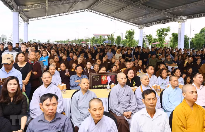 Đông đảo người dân dự Lễ Truy điệu Chủ tịch nước Trần Đại Quang tại xã Quang Thiện, huyện Kim Sơn, tỉnh Ninh Bình. (Ảnh: TTXVN)