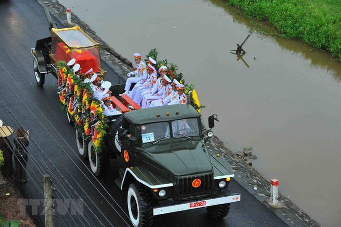 Đoàn xe đưa linh cữu Chủ tịch nước Trần Đại Quang về quê hương Kim Sơn - Ninh Bình. (Nguồn: TTXVN) Đoàn xe đưa linh cữu Chủ tịch nước Trần Đại Quang về quê hương Kim Sơn - Ninh Bình. (Nguồn: TTXVN)