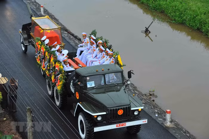 Đoàn xe đưa linh cữu Chủ tịch nước Trần Đại Quang về quê hương Kim Sơn - Ninh Bình. (Nguồn: TTXVN)
