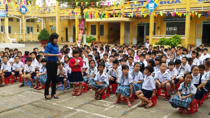 Một buổi tuyên truyền dưới cờ. Một buổi tuyên truyền dưới cờ.