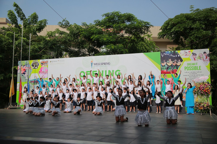 Mở đầu lễ khai giảng với tiết mục hợp xướng “Dream it possible” được thể hiện bởi học sinh Trường Tiểu học và Trường Trung học Wellspring mang đến không khí rất hào hứng, vui tươi và màn chào đón học sinh khối 1 đến với năm học 2018 - 2019. Mở đầu lễ khai giảng với tiết mục hợp xướng “Dream it possible” được thể hiện bởi học sinh Trường Tiểu học và Trường Trung học Wellspring mang đến không khí rất hào hứng, vui tươi và màn chào đón học sinh khối 1 đến với năm học 2018 - 2019.