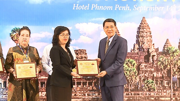 Đại diện Công ty FrieslandCampina Việt Nam (Trái) nhận giải thưởng từ Ban tổ chức Đại diện Công ty FrieslandCampina Việt Nam (Trái) nhận giải thưởng từ Ban tổ chức