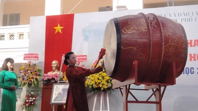 Chủ tịch Quốc hội Nguyễn Thị Kim Ngân đánh trống khai giảng năm học mới. (Ảnh: CAO TÂN/ Nhandan.com.vn) Chủ tịch Quốc hội Nguyễn Thị Kim Ngân đánh trống khai giảng năm học mới. (Ảnh: CAO TÂN/ Nhandan.com.vn)