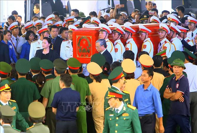 Chủ tịch Quốc hội Nguyễn Thị Kim Ngân, Thường trực Ban Bí thư Trần Quốc Vượng cùng đội nghi lễ đưa linh cữu của Chủ tịch nước Trần Đại Quang tới khu huyệt mộ để chuẩn bị cho nghi thức đầu tiên của lễ an táng. Ảnh: Quang Quyết/TTXVN Chủ tịch Quốc hội Nguyễn Thị Kim Ngân, Thường trực Ban Bí thư Trần Quốc Vượng cùng đội nghi lễ đưa linh cữu của Chủ tịch nước Trần Đại Quang tới khu huyệt mộ để chuẩn bị cho nghi thức đầu tiên của lễ an táng. Ảnh: Quang Quyết/TTXVN