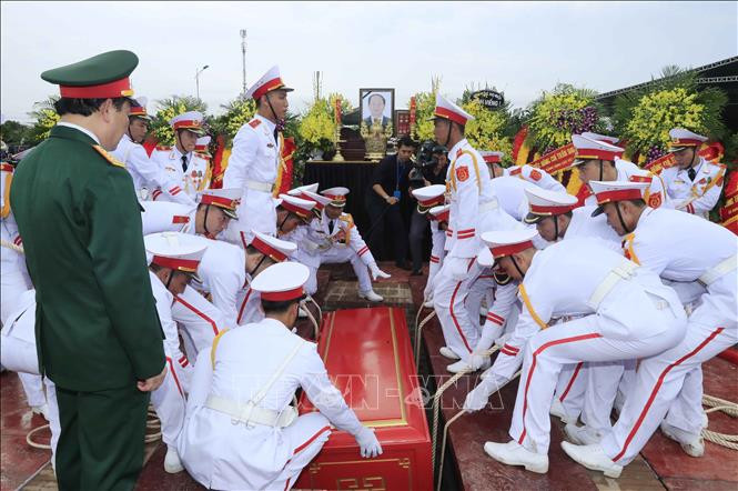 Các chiến sĩ trong đội nghi lễ thực hiện nghi thức hạ huyệt linh cữu Chủ tịch nước Trần Đại Quang. Ảnh: TTXVN Các chiến sĩ trong đội nghi lễ thực hiện nghi thức hạ huyệt linh cữu Chủ tịch nước Trần Đại Quang. Ảnh: TTXVN