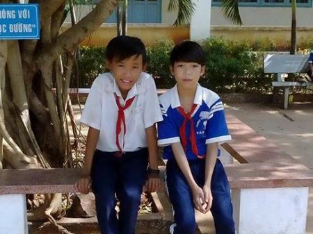 Bùi Vĩnh Lộc áo trắng, Mai Quốc Tuấn áo xanh Bùi Vĩnh Lộc áo trắng, Mai Quốc Tuấn áo xanh