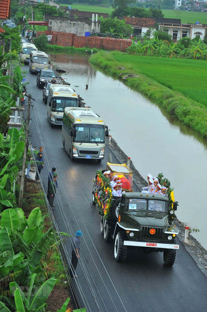 Đoàn xe đưa linh cữu Chủ tịch nước Trần Đại Quang về quê hương Kim Sơn - Ninh Bình. (Nguồn: TTXVN) Đoàn xe đưa linh cữu Chủ tịch nước Trần Đại Quang về quê hương Kim Sơn - Ninh Bình. (Nguồn: TTXVN)