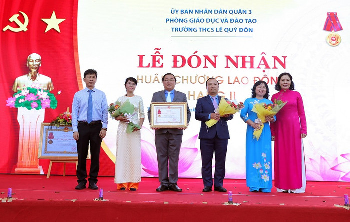 Ông Phạm Đăng Khoa – Hiệu trưởng trường Trung học cơ sở Lê Quý Đôn Quận 3, Thành phố Hồ Chí Minh cùng đại diện thầy cô giáo của trường nhận Huân chương Lao động hạng Nhì do Chủ tịch nước trao tặng cho trường. Ảnh: Lý Võ Phú Hưng Ông Phạm Đăng Khoa – Hiệu trưởng trường Trung học cơ sở Lê Quý Đôn Quận 3, Thành phố Hồ Chí Minh cùng đại diện thầy cô giáo của trường nhận Huân chương Lao động hạng Nhì do Chủ tịch nước trao tặng cho trường. Ảnh: Lý Võ Phú Hưng