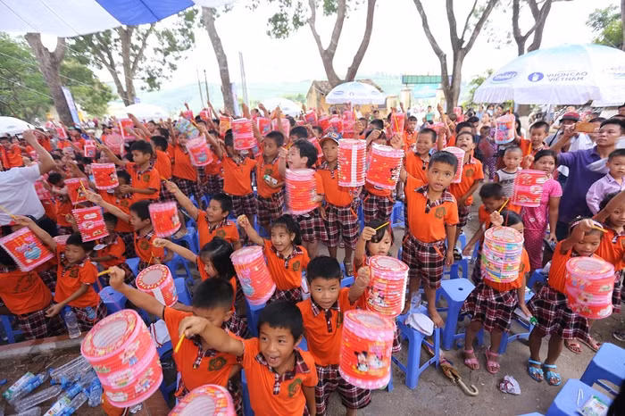 Các em học sinh hào hứng khi được chơi các trò chơi vui nhộn, rước đèn trung thu và uống sữa cùng bạn bè