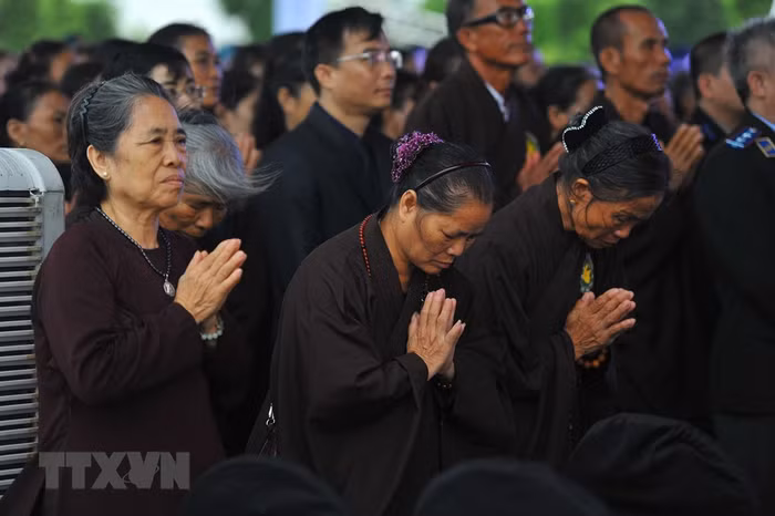 Người dân và Phật tử đến dự Lễ truy điệu Chủ tịch nước Trần Đại Quang tại xã Quang Thiện, huyện Kim Sơn, tỉnh Ninh Bình. (Ảnh: TTXVN)