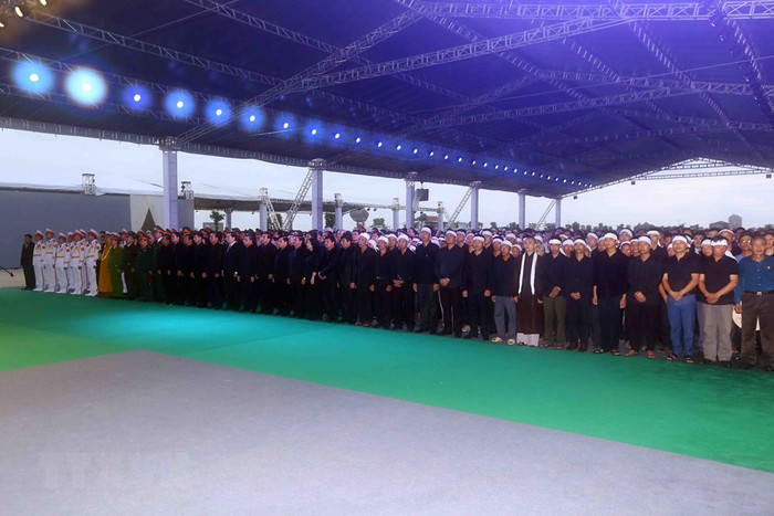 Các đại biểu dự Lễ truy điệu Chủ tịch nước Trần Đại Quang tại xã Quang Thiện, huyện Kim Sơn, tỉnh Ninh Bình. (Ảnh: TTXVN) Các đại biểu dự Lễ truy điệu Chủ tịch nước Trần Đại Quang tại xã Quang Thiện, huyện Kim Sơn, tỉnh Ninh Bình. (Ảnh: TTXVN)