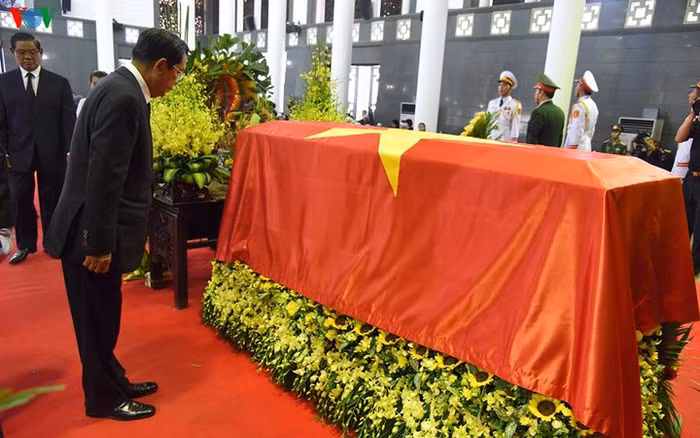 Thủ tướng Campuchia Hun Sen nghiêng mình bên linh cữu Chủ tịch nước Trần Đại Quang.