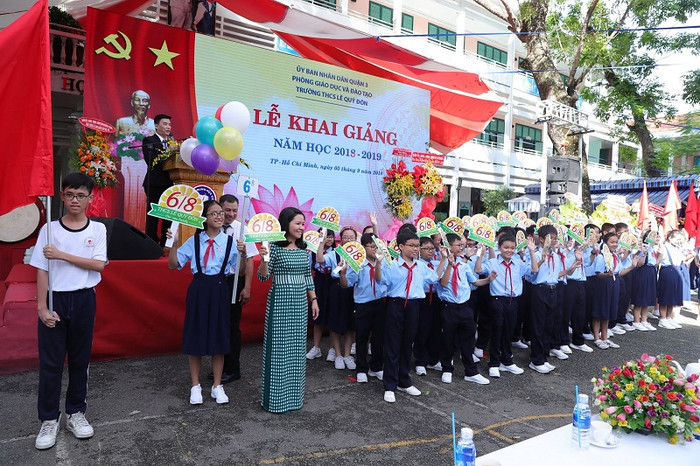 Thầy cô giáo và học sinh trường Lê Quý Đôn tưng bừng khai giảng năm học mới 2018-2019. Ảnh: Lý Võ Phú Hưng Thầy cô giáo và học sinh trường Lê Quý Đôn tưng bừng khai giảng năm học mới 2018-2019. Ảnh: Lý Võ Phú Hưng