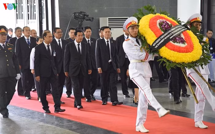 Đoàn đại biểu Campuchia do Thủ tướng Samdech Techo Hun Sen dẫn đầu vào viếng Chủ tịch nước Trần Đại Quang tại Nhà tang lễ quốc gia.