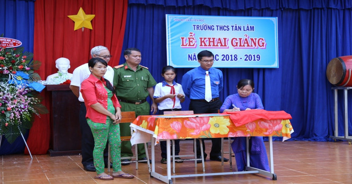 Cô Đặng Thị Nga, người ngồi, ký kết tài trợ học bổng toàn phần cho học sinh với nhà tài trợ Cô Đặng Thị Nga, người ngồi, ký kết tài trợ học bổng toàn phần cho học sinh với nhà tài trợ