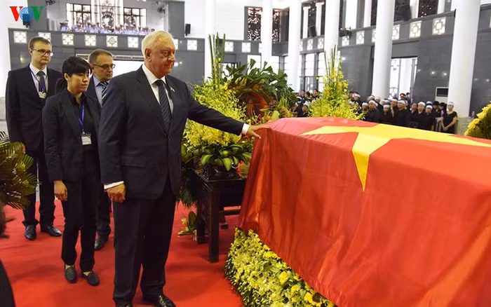 Trưởng đoàn đại biểu Belarus bên linh cữu Chủ tịch nước Trần Đại Quang
