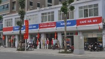 “Đồng phục biển hiệu” trên phố Lê Trọng Tấn (Ảnh chưa rõ tác giả) “Đồng phục biển hiệu” trên phố Lê Trọng Tấn (Ảnh chưa rõ tác giả)