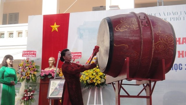 Chủ tịch Quốc hội Nguyễn Thị Kim Ngân đánh trống khai giảng năm học mới. (Ảnh: CAO TÂN/ Nhandan.com.vn) Chủ tịch Quốc hội Nguyễn Thị Kim Ngân đánh trống khai giảng năm học mới. (Ảnh: CAO TÂN/ Nhandan.com.vn)