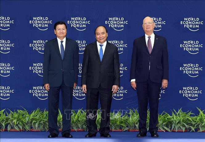Thủ tướng Nguyễn Xuân Phúc (giữa) và Chủ tịch sáng lập WEF Klaus Schwab (bên phải) đón Thủ tướng Lào Thongloun Sisoulith đến dự hội nghị. Ảnh: Thống Nhất/TTXVN Thủ tướng Nguyễn Xuân Phúc (giữa) và Chủ tịch sáng lập WEF Klaus Schwab (bên phải) đón Thủ tướng Lào Thongloun Sisoulith đến dự hội nghị. Ảnh: Thống Nhất/TTXVN
