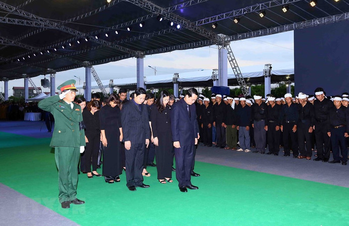 Đoàn Ban Dân vận Tỉnh ủy Ninh Bình viếng Chủ tịch nước Trần Đại Quang tại xã Quang Thiện, huyện Kim Sơn, tỉnh Ninh Bình. (Ảnh: TTXVN) Đoàn Ban Dân vận Tỉnh ủy Ninh Bình viếng Chủ tịch nước Trần Đại Quang tại xã Quang Thiện, huyện Kim Sơn, tỉnh Ninh Bình. (Ảnh: TTXVN)