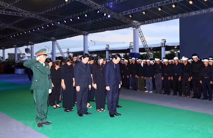 Đoàn Ban Dân vận Tỉnh ủy Ninh Bình viếng Chủ tịch nước Trần Đại Quang tại xã Quang Thiện, huyện Kim Sơn, tỉnh Ninh Bình. (Ảnh: TTXVN)