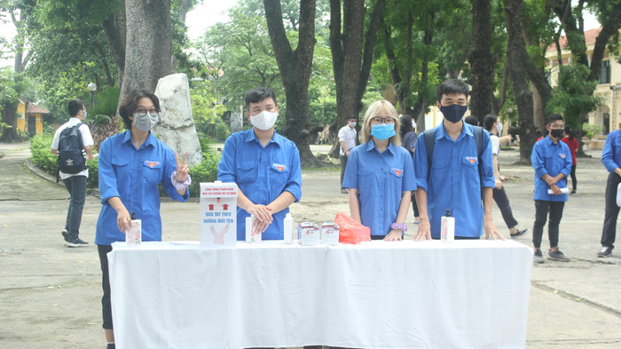 Đội thanh niên tình nguyện hỗ trợ thí sinh (Ảnh:V.N) Đội thanh niên tình nguyện hỗ trợ thí sinh (Ảnh:V.N)