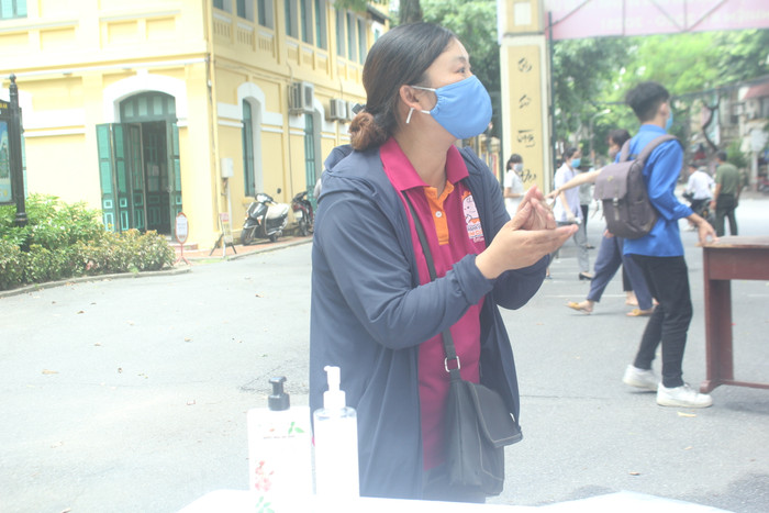 Phụ huynh được hướng dẫn sử dụng nước sát khuẩn (Ảnh:V.N) Phụ huynh được hướng dẫn sử dụng nước sát khuẩn (Ảnh:V.N)