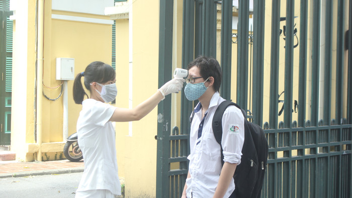Thí sinh được đo thân nhiệt trước khi vào điểm thi (Ảnh:V.N) Thí sinh được đo thân nhiệt trước khi vào điểm thi (Ảnh:V.N)