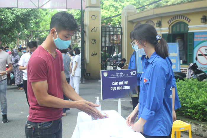 Thí sinh được dặn dò, động viên giữ an toàn tại điểm thi. (Ảnh:V.N) Thí sinh được dặn dò, động viên giữ an toàn tại điểm thi. (Ảnh:V.N)