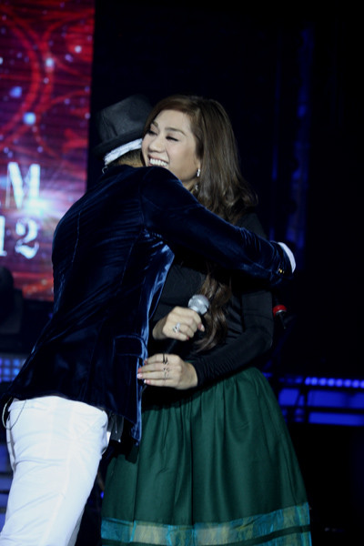 Ưng Hoàng Phúc ưu ái gọi Khanh Chi Lâm là 'cô công chúa'. Tết Quý Tỵ, họ sẽ cùng nhiều nghệ sĩ khác làm tour xuyên Việt với chủ đề 'Long phụng sum vầy'. Cuối chương trình, anh ôm cô thắm thiết. Buổi họp báo kết thúc nhanh chóng khiến không ít người hụt hẫng, bởi Khanh Chi Lâm không chia sẻ thêm bất kỳ điều gì về chuyện riêng tư. Ưng Hoàng Phúc ưu ái gọi Khanh Chi Lâm là 'cô công chúa'. Tết Quý Tỵ, họ sẽ cùng nhiều nghệ sĩ khác làm tour xuyên Việt với chủ đề 'Long phụng sum vầy'. Cuối chương trình, anh ôm cô thắm thiết. Buổi họp báo kết thúc nhanh chóng khiến không ít người hụt hẫng, bởi Khanh Chi Lâm không chia sẻ thêm bất kỳ điều gì về chuyện riêng tư.