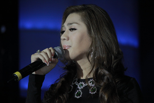 Khanh Chi Lâm không nghĩ mình là một ca sĩ chuyển giới, mà cô tự tin mình thực sự là nữ. Trong buổi họp báo, một số người nhận xét, giọng nói và giọng hát của cô không thay đổi nhiều so với trước kia. Có điều, đôi lúc Khanh Chi Lâm cố gắng tỏ ra thật dịu dàng nên trông hơi thiếu tự nhiên. Khanh Chi Lâm không nghĩ mình là một ca sĩ chuyển giới, mà cô tự tin mình thực sự là nữ. Trong buổi họp báo, một số người nhận xét, giọng nói và giọng hát của cô không thay đổi nhiều so với trước kia. Có điều, đôi lúc Khanh Chi Lâm cố gắng tỏ ra thật dịu dàng nên trông hơi thiếu tự nhiên.