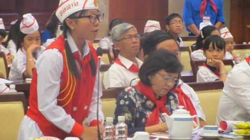 Một học sinh đang đặt các câu hỏi dành cho lãnh đạo TP.HCM tại buổi gặp gỡ (ảnh: P.L) Một học sinh đang đặt các câu hỏi dành cho lãnh đạo TP.HCM tại buổi gặp gỡ (ảnh: P.L)