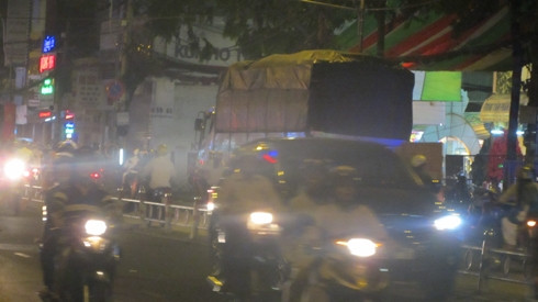 Xe tải nặng này còn ngang nhiện đậu dưới lòng đường Lý Thái Tổ, quận 10 (ảnh: P.L) Xe tải nặng này còn ngang nhiện đậu dưới lòng đường Lý Thái Tổ, quận 10 (ảnh: P.L)