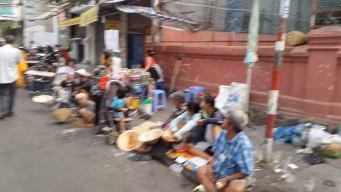 Cổng chùa Phước Hải Tự, tình trạng ăn xin cũng đông đảo không kém (ảnh: P.L) Cổng chùa Phước Hải Tự, tình trạng ăn xin cũng đông đảo không kém (ảnh: P.L)