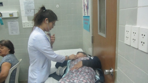 Bác sĩ bệnh viện Thống Nhất đang khám, điều trị cho bệnh nhân (ảnh minh họa của P.L) Bác sĩ bệnh viện Thống Nhất đang khám, điều trị cho bệnh nhân (ảnh minh họa của P.L)