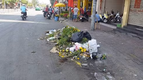 Những bãi rác như thế này có thể dễ dàng bắt gặp tại các chợ hoa tết ở TP.HCM trưa 29 tết (ảnh: P.L)