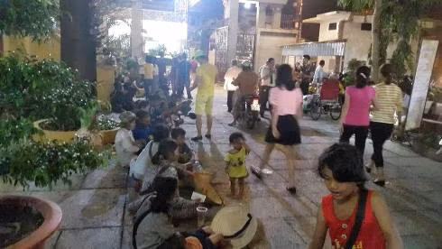 Đội ngũ 'cái bang' xếp thành hàng dài ở sân chùa Phật học Xá Lợi dịp đầu xuân (Ảnh: P.L) Đội ngũ 'cái bang' xếp thành hàng dài ở sân chùa Phật học Xá Lợi dịp đầu xuân (Ảnh: P.L)