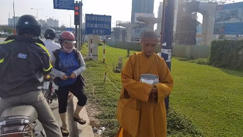 Một vị sư giả đang cầm bình bát xin tiền của khách thập phương tại vùng ven TP.HCM (ảnh: P.L) Một vị sư giả đang cầm bình bát xin tiền của khách thập phương tại vùng ven TP.HCM (ảnh: P.L)