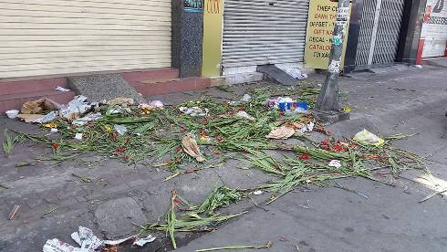 Hoa lay ơn bị thương lái ở chợ hoa Hồ Thị Kỷ vứt lại do bán ế (Ảnh: P.L)