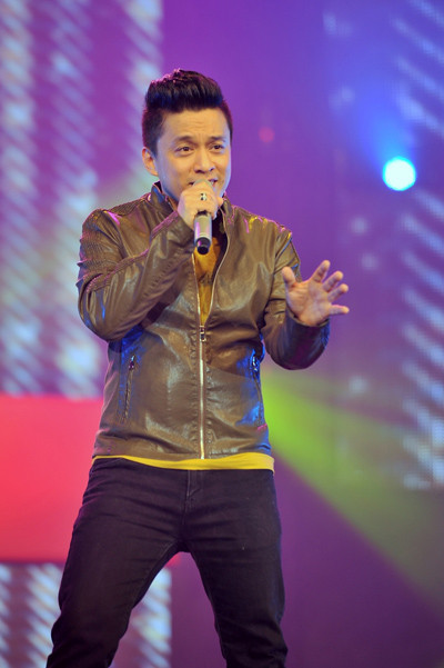 Tham gia đêm nhạc với chủ đề 'Sao và Hits', ca sĩ Lam Trường gửi tặng khán giả hai ca khúc quen thuộc 'Gửi đôi mắt nai' và 'Mưa phi trường'. 'Anh Hai' ăn mặc trẻ trung, đúng phong cách của anh 15 năm về trước. Tham gia đêm nhạc với chủ đề 'Sao và Hits', ca sĩ Lam Trường gửi tặng khán giả hai ca khúc quen thuộc 'Gửi đôi mắt nai' và 'Mưa phi trường'. 'Anh Hai' ăn mặc trẻ trung, đúng phong cách của anh 15 năm về trước.