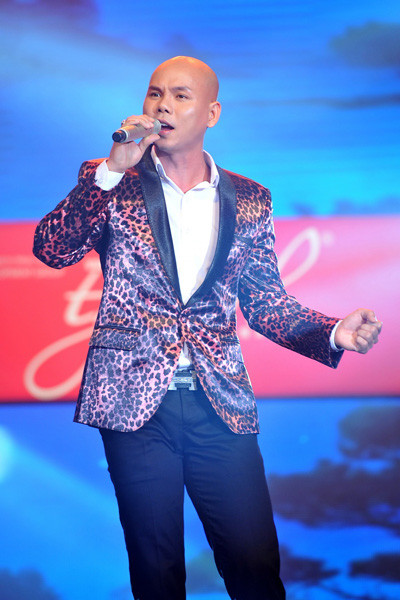 Phan Đinh Tùng cũng tranh thủ tham gia chương trình. Anh trình bày lại 'Bởi vì anh yêu em'. Phan Đinh Tùng cũng tranh thủ tham gia chương trình. Anh trình bày lại 'Bởi vì anh yêu em'.