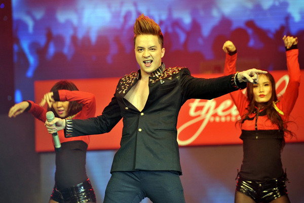 Cao Thái Sơn hát lại 'Yêu thương quay về'. Cao Thái Sơn hát lại 'Yêu thương quay về'.