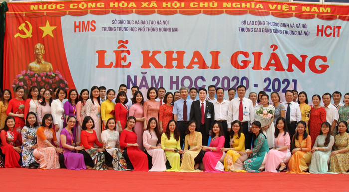 Các thầy cô giáo cùng ban giám hiệu nhà trường chụp ảnh lưu niệm. Ảnh: VP. Các thầy cô giáo cùng ban giám hiệu nhà trường chụp ảnh lưu niệm. Ảnh: VP.