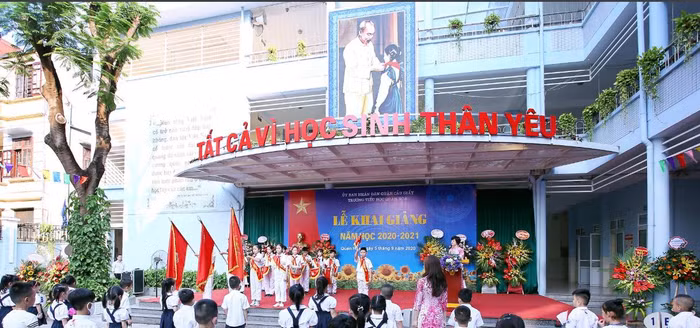 Thông điệp của Trường Tiểu học Quan Hoa "Tất cả vì học sinh thân yêu" có đang thực sự vì học sinh trong việc sử dụng dịch vụ Sổ liên lạc điện tử ONEDU?. Ảnh: TH Quan Hoa.