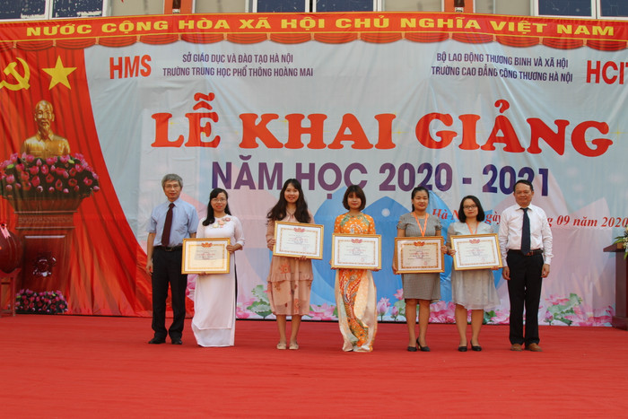 Thầy cô giáo đạt danh hiệu Lao động tiên tiến nhận phần thưởng. Ảnh: VP. Thầy cô giáo đạt danh hiệu Lao động tiên tiến nhận phần thưởng. Ảnh: VP.
