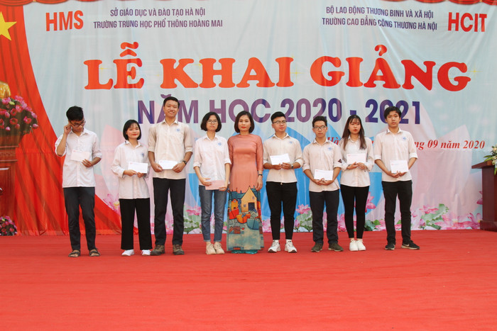 Những học sinh đạt thành tích cao trong kỳ thi Trung học phổ thông năm 2019 nhận phần thưởng. Ảnh: VP. Những học sinh đạt thành tích cao trong kỳ thi Trung học phổ thông năm 2019 nhận phần thưởng. Ảnh: VP.
